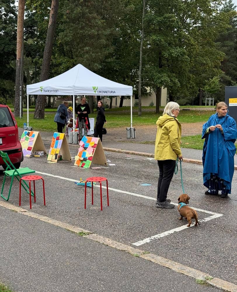 Jalankulkijoiden koulukatutempaus toi ilon ja leikin kadulle. Oli ihanaa nähdä, miten reippaita lapset olivat kun... - lue lisää Instagramissa