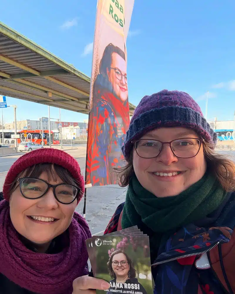 Vaaliviikko on alkanut ja Herttoniemessä meni esitteitä vielä reippaasti parhaimman kampanjapäällikön @stellamariav kanssa 💚 - lue lisää Instagramissa